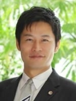 "小泉 友"