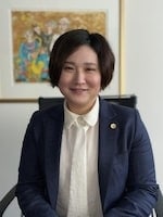 "小関 亜耶"