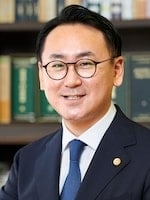 "裵 悠"