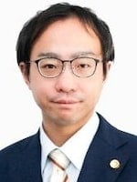 "足立 康敏"
