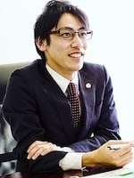 "横江 利保"