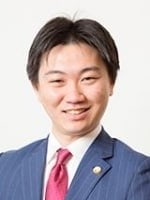 "新堂 有亮"